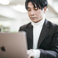 社長自らコードを書く様子、ただ少しお疲れ気味の写真