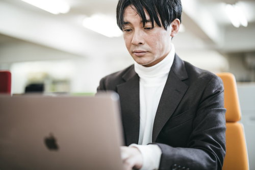 社長自らコードを書く様子、ただ少しお疲れ気味