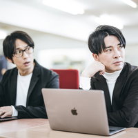 左：年収300万、右：年収4桁万の写真