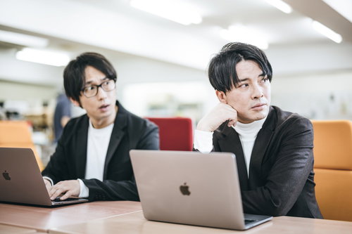 左：年収300万、右：年収4桁万