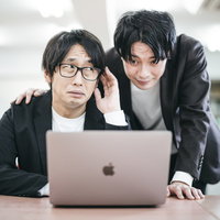 「君、今日何も成果あげてないよね」と肩を叩く経営者の写真