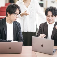 エンジニアのチームと協力し、互いに高め合いながらプロジェクトを進める経営者の写真