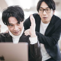 考え事をしているから邪魔しないでくれたまえ（上司に詰め寄られるビジネスマン）の写真