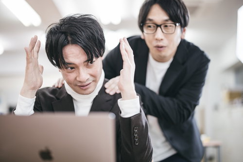 考え事をしているから邪魔しないでくれたまえ（上司に詰め寄られるビジネスマン）