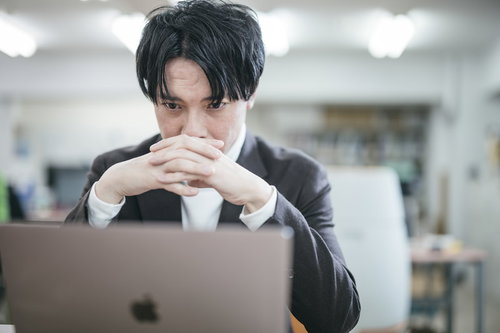 経営危機に直面した経営者がノートパソコンの画面をただ見つめる日々