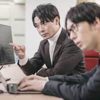 社長が改修作業に直接参加してきて邪魔に感じるエンジニアの写真