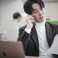 指摘事項を明確に伝える役員の電話対応とマネジメント指導の写真