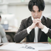 今後の経営方針について深く考え込む男性社長の写真
