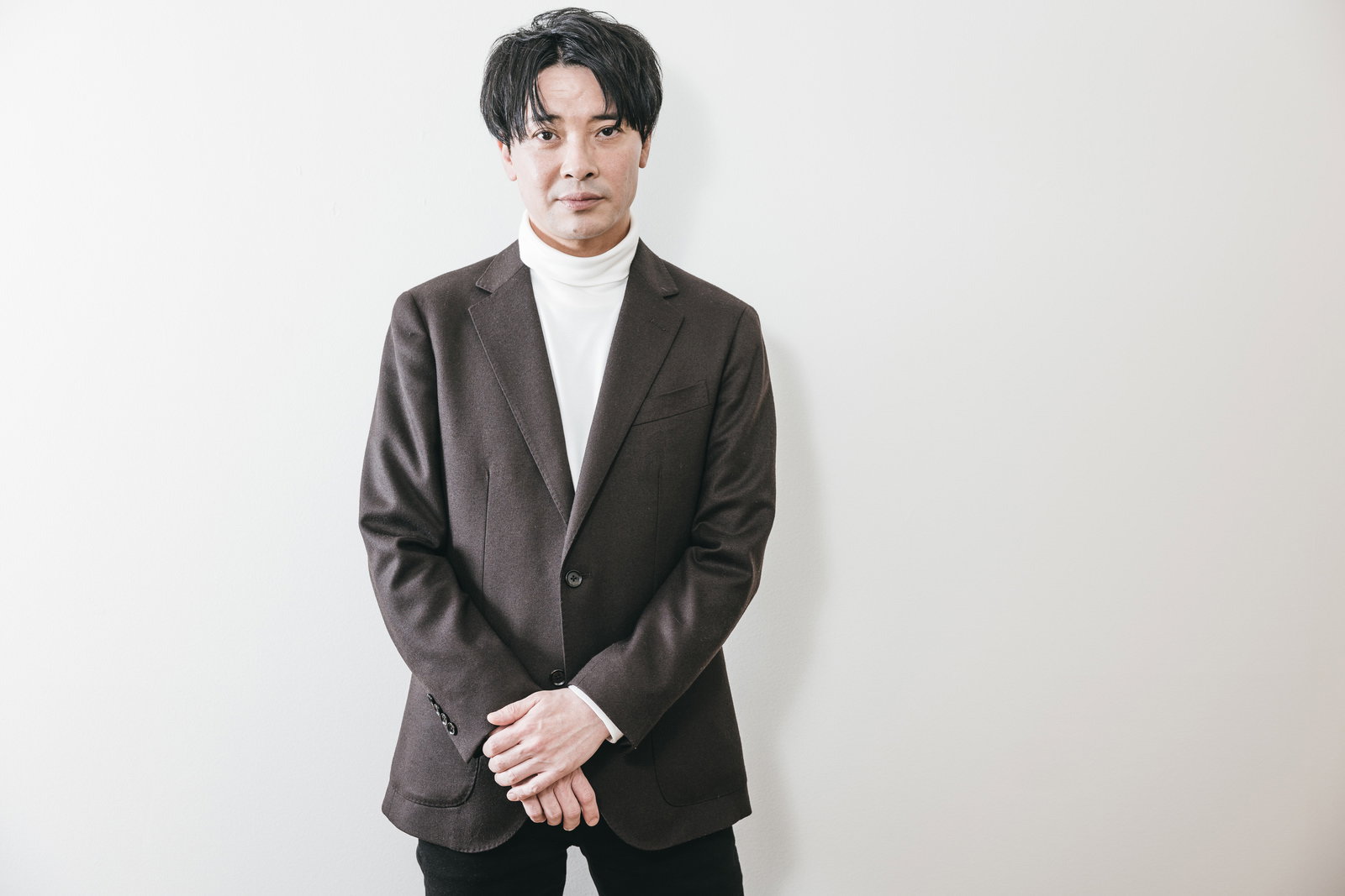 紺色ジャケットを着た男性会社役員が正面を向いている写真［モデル：金子周平］