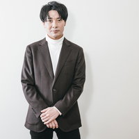 紺色ジャケットを着た会社役員・社長のビジネスプロフィールの写真