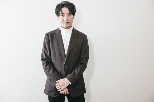 紺色ジャケットを着た会社役員・社長のビジネスプロフィール