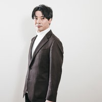 グレーのビジネススーツを着た会社役員の宣材の写真
