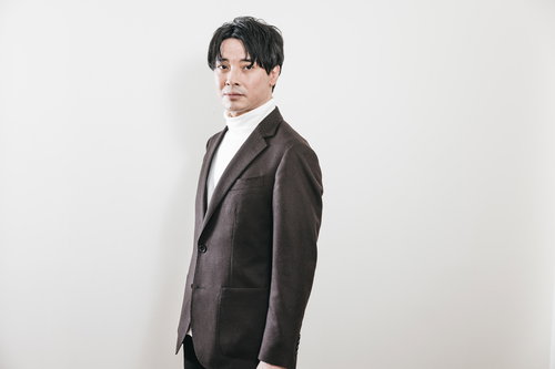 グレーのビジネススーツを着た会社役員の宣材