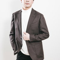 茶色のジャケットを羽織った会社役員の宣材ポートレートの写真