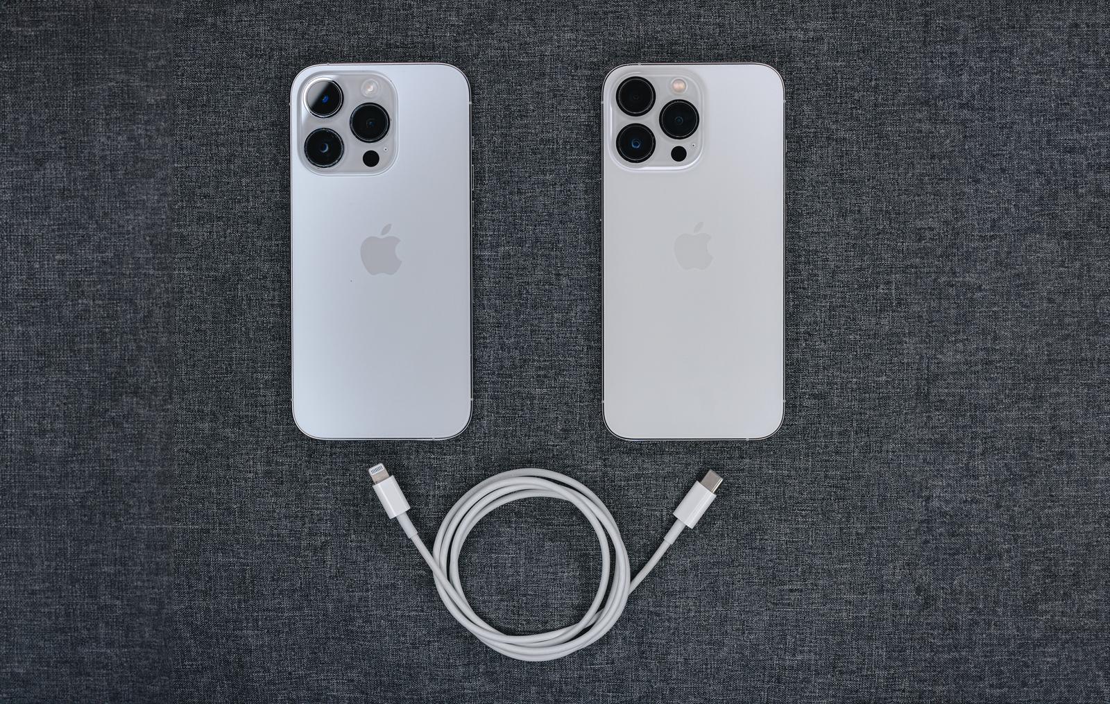 グレー背景に白いiPhone2台とUSB-Cライトニングケーブルが配置された写真