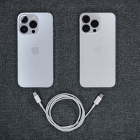 白いiPhoneとUSB-Cライトニングケーブルの2台セットの写真
