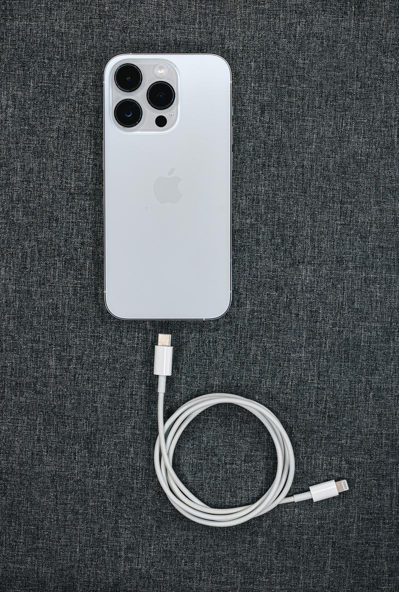 白いiPhoneの下に白いライトニングケーブルを接続した充電セット