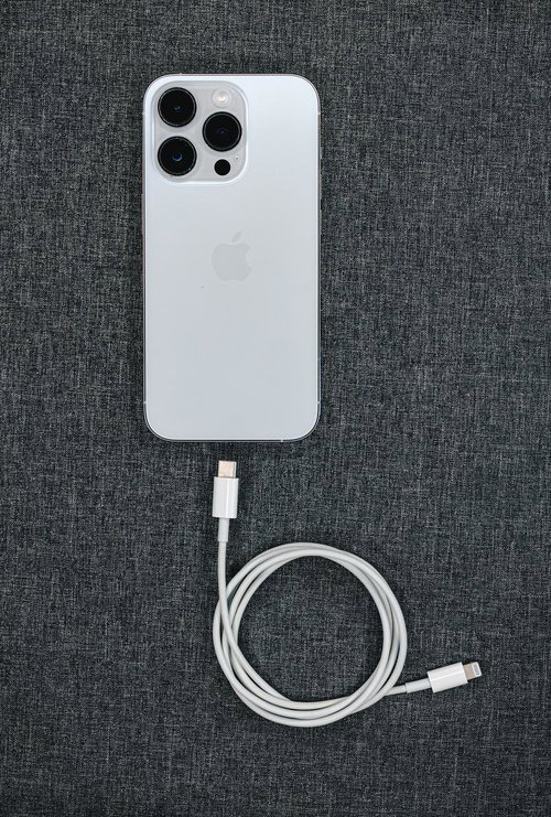 白いiPhoneとライトニングケーブルの充電セット