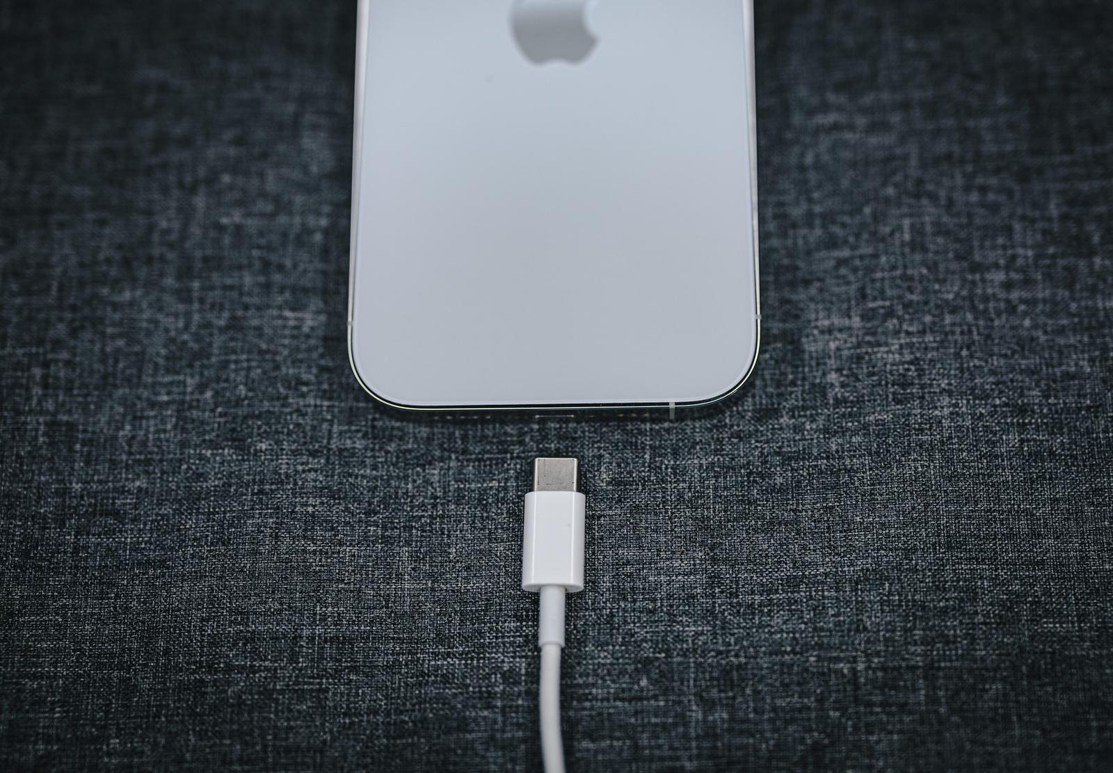 iPhoneとUSB-Cケーブル（未接続）の俯瞰写真