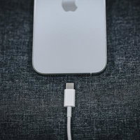 LightningポートのiPhoneにUSB-Cケーブルを接続した様子の写真