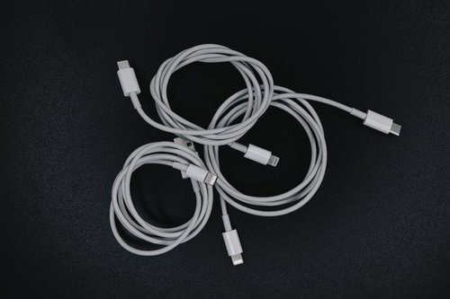 3本のLightningケーブルと充電用USBケーブル