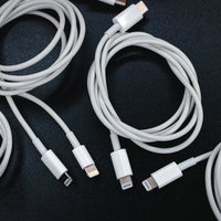 複数のLightningケーブルと充電ケーブルの写真