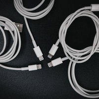 白いライトニングケーブルとUSB-Cケーブル4本の束の写真