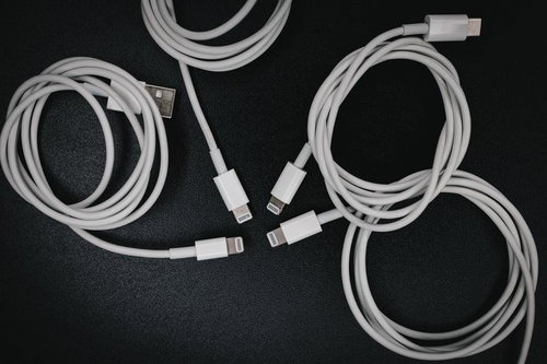 白いライトニングケーブルとUSB-Cケーブル4本の束