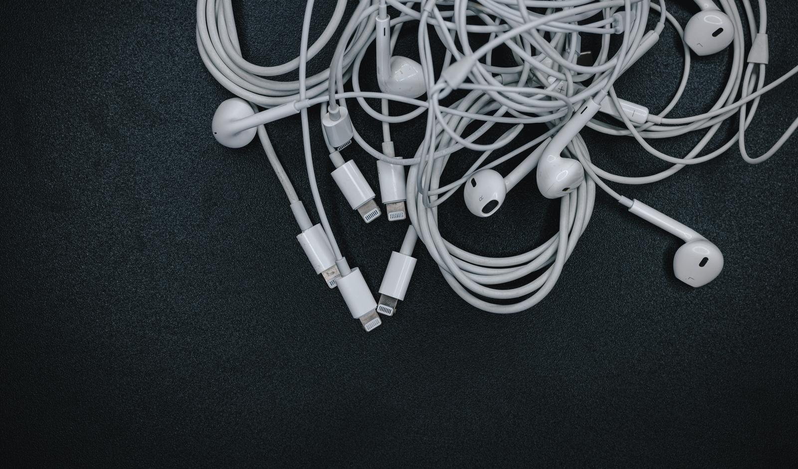 複数のLightningケーブルとEarPodsが絡み合ってごちゃごちゃに纏まった状態