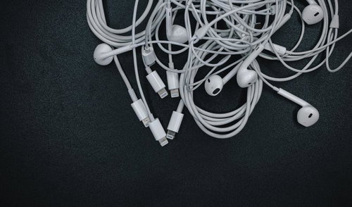 LightningケーブルやEarPodsが絡み合ってごちゃごちゃ