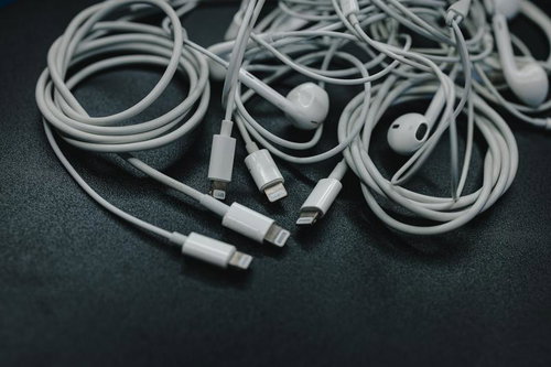 ライトニングコネクターのEarPodsとUSB-Cケーブルが絡まった状態