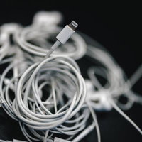 ごちゃごちゃに絡まったライトニングケーブルの写真