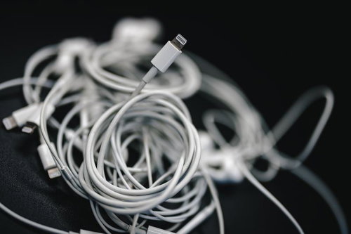 ごちゃごちゃに絡まったライトニングケーブル