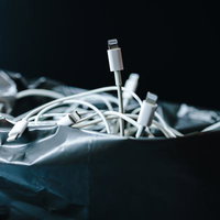 ありがとうライトニングケーブル、絡まった白いケーブルの写真