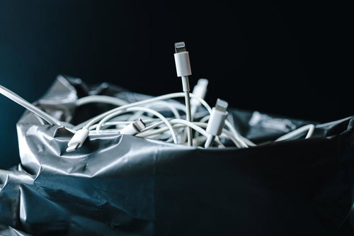 ありがとうライトニングケーブル、絡まった白いケーブル