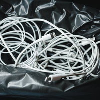 サステナビリティの向上により使えなくなりそうなライトニングケーブルの山の写真