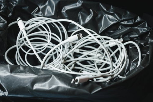 サステナビリティの向上により使えなくなりそうなライトニングケーブルの山