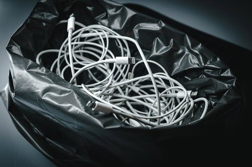 世の中のUSB-C化する波に消えそうなLightningケーブルの山