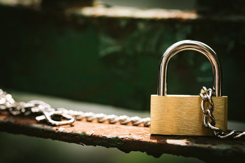 チェーンに繋がれた金色の南京錠とロック機構