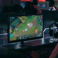 MOBAゲームをプレイするeスポーツゲーマーの写真