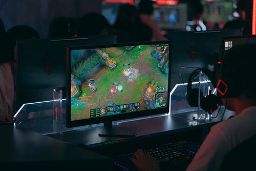 MOBAゲームをプレイするeスポーツゲーマー