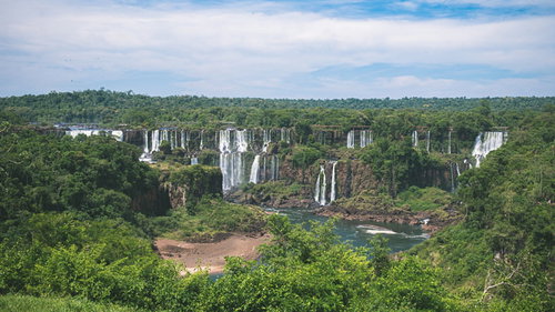 森の中に現れた世界最大のイグアスの滝、複数の白い水流が流れ落ちる雄大な景観