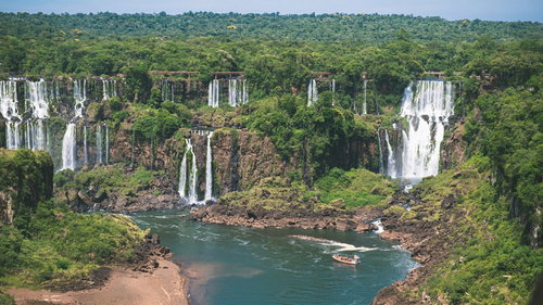 ジャングルに覆われたイグアス川と観光ボート、イグアスの滝（南米大陸）