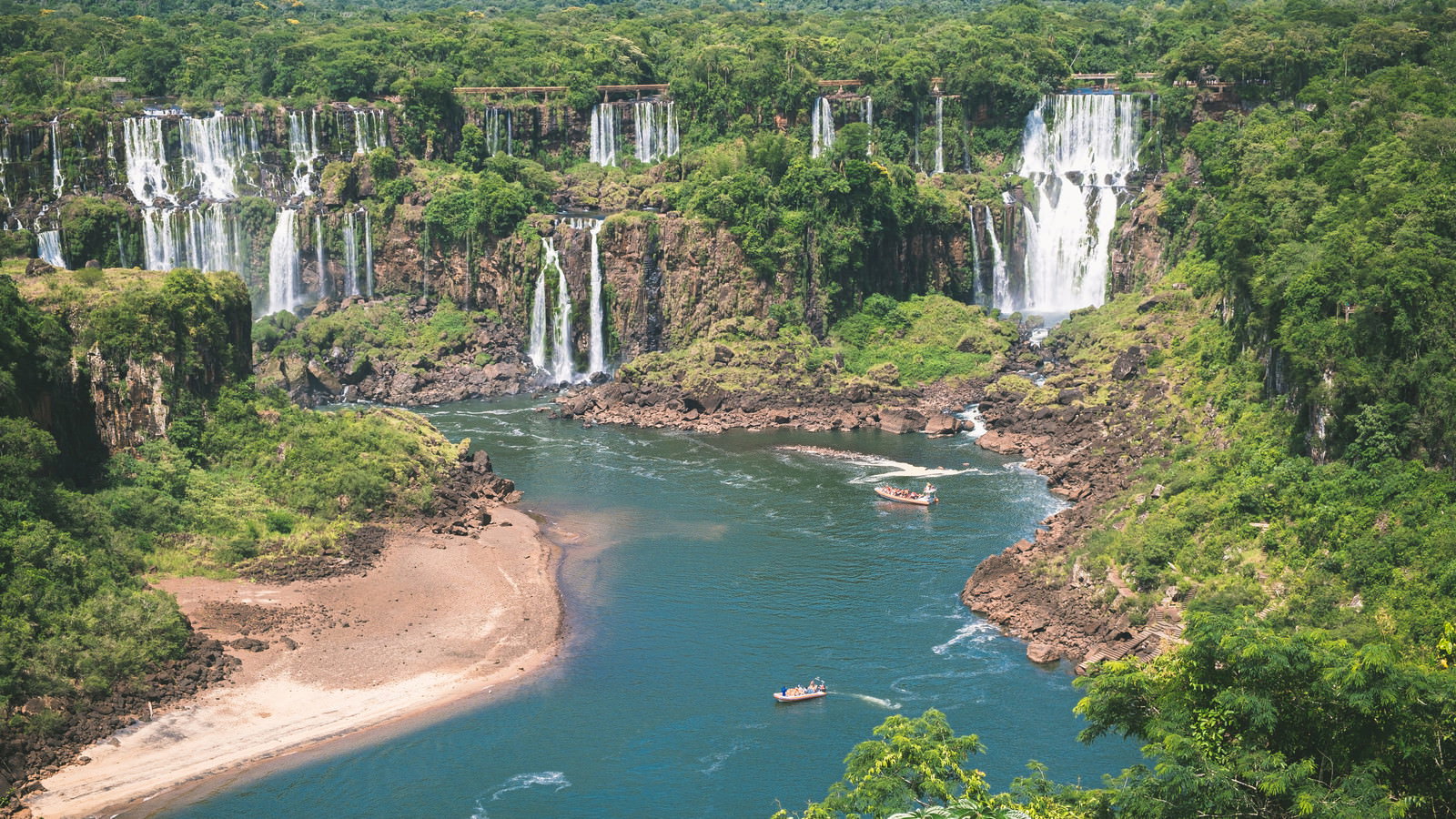 森に囲まれたイグアスの滝と川の風景