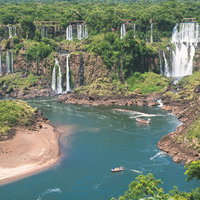 森に囲まれたイグアスの滝と川（イグアス川）の雄大な流れの写真