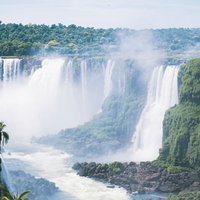 イグアスの滝の大瀑布、世界遺産の南米の滝の写真