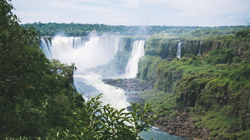 勢いよく流れるイグアスの滝を望む絶景、南米の世界遺産