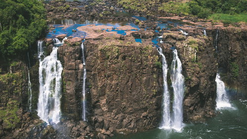 切り立った岩壁と所々に虹が映るイグアスの滝