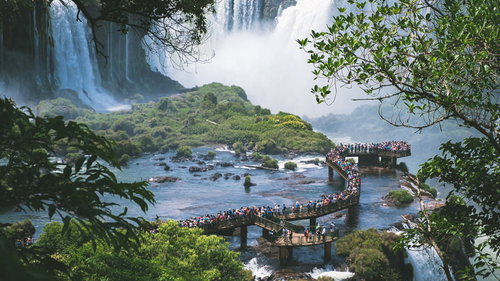 イグアスの滝の大瀑布を眺める木製の遊歩道