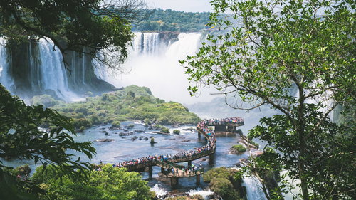 水面の遊歩道に押し寄せる観光客（イグアスの滝）
